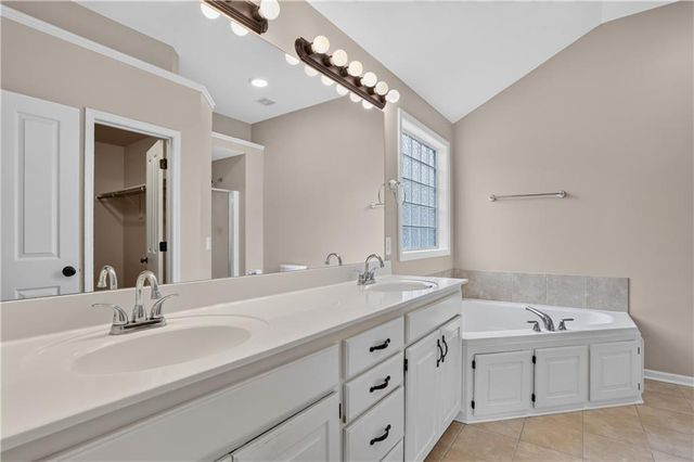 10141 N Lane Drive, Kansas City, MO 64157