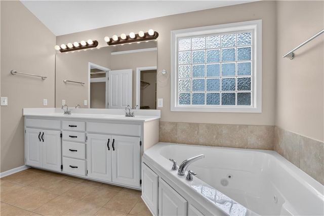10141 N Lane Drive, Kansas City, MO 64157