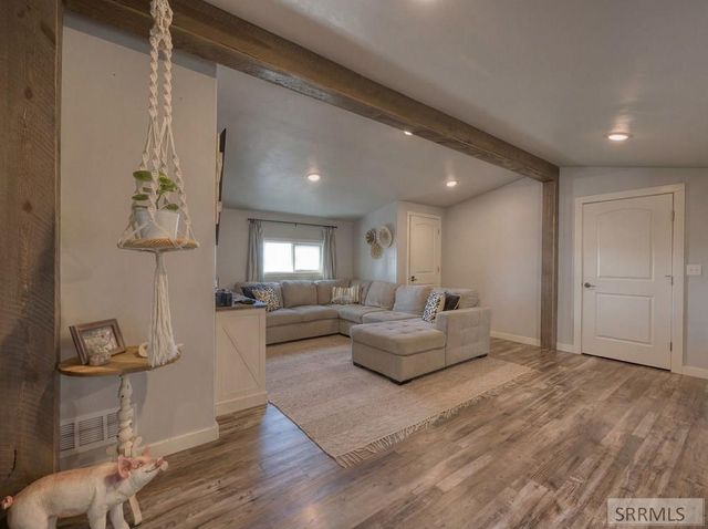 3275 E 650 N, Menan, ID 83434