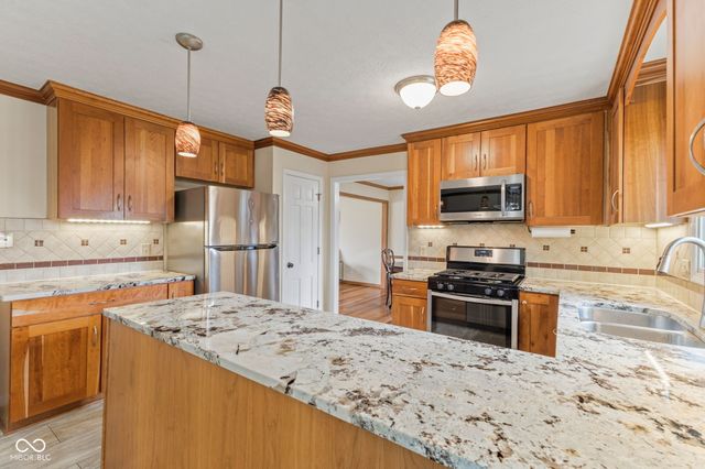 957 Sleepy Hollow Court, Greenwood, IN 46142