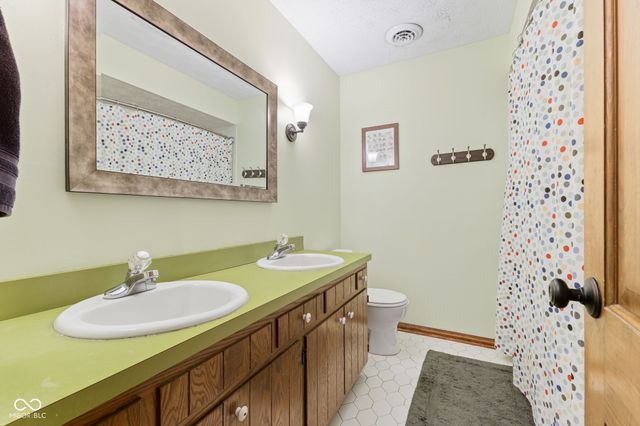 957 Sleepy Hollow Court, Greenwood, IN 46142