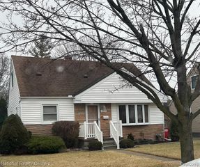 25534 Mackinac Street, Roseville, MI 48066