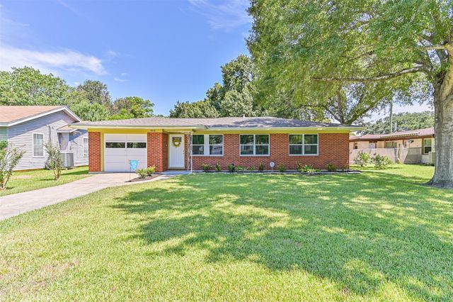 908 19th Avenue N, Texas City, TX 77590