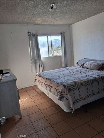 1715 E 70th, Los Angeles, CA 90001