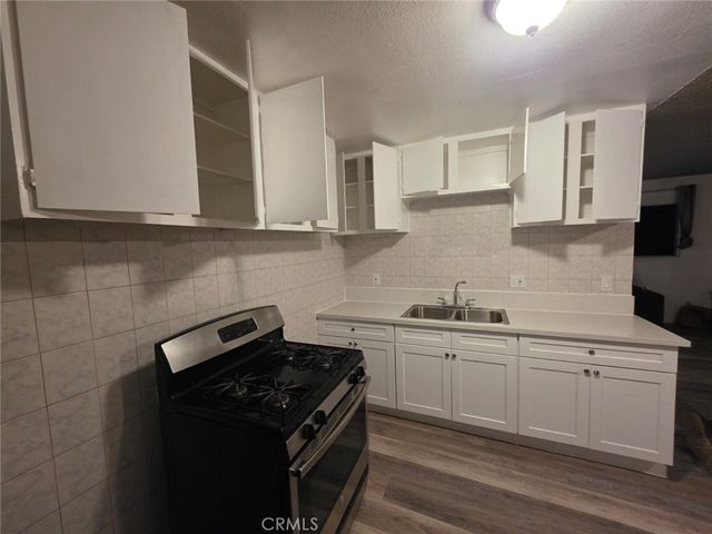 1715 E 70th, Los Angeles, CA 90001
