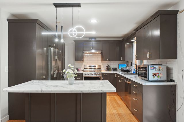4259 LAKE PARK Avenue, Gurnee, IL 60031