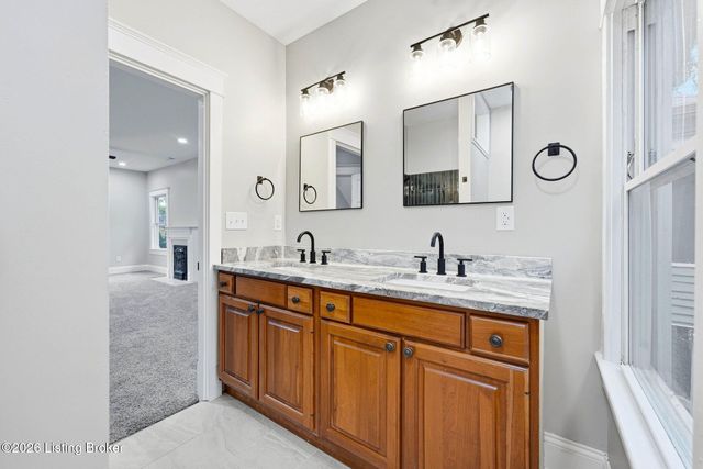 205 E Oak St, Louisville, KY 40203