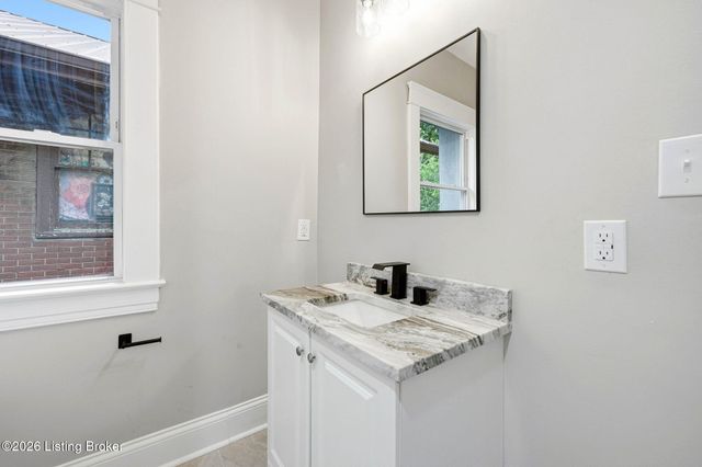 205 E Oak St, Louisville, KY 40203
