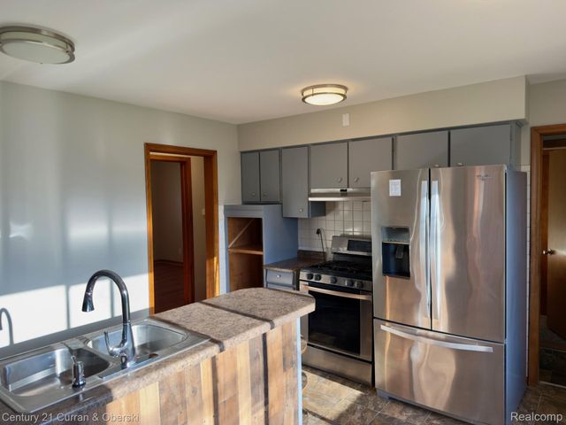 6590 Rockland Street, Dearborn Heights, MI 48127