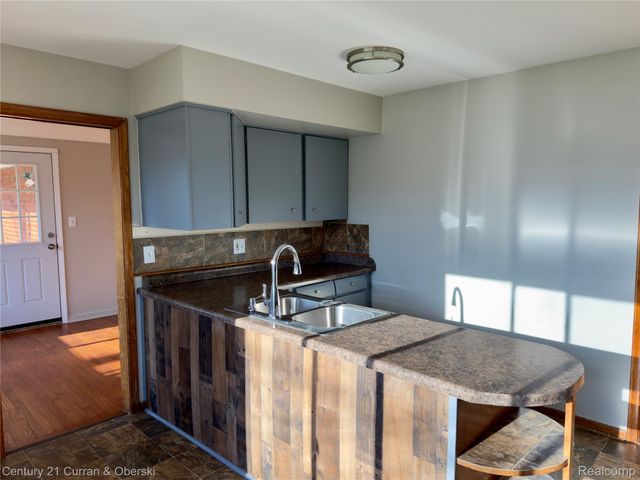6590 Rockland Street, Dearborn Heights, MI 48127
