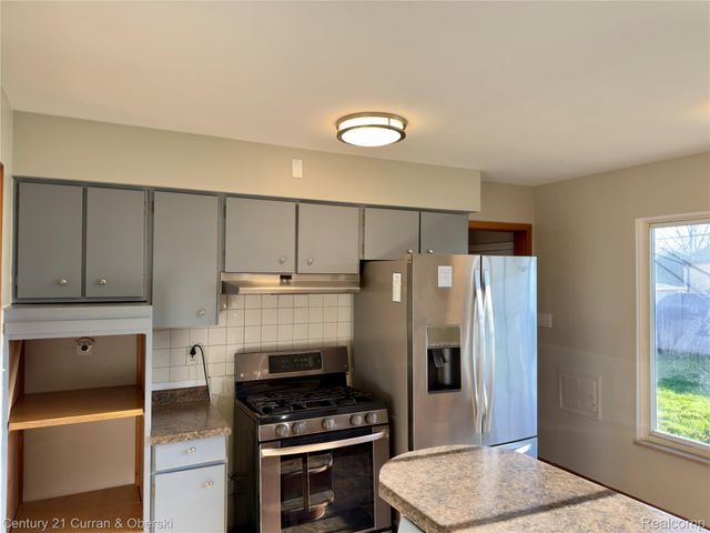 6590 Rockland Street, Dearborn Heights, MI 48127