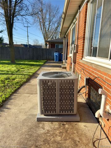 6590 Rockland Street, Dearborn Heights, MI 48127