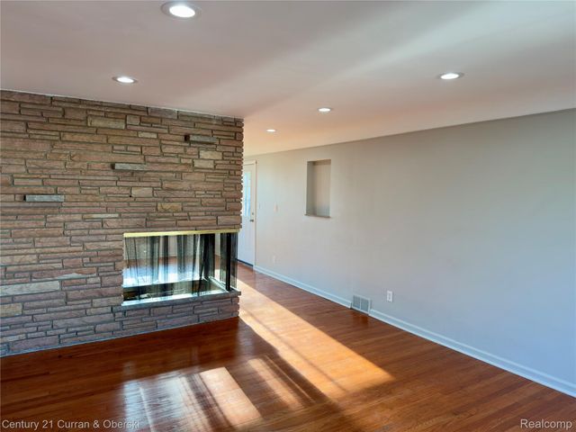 6590 Rockland Street, Dearborn Heights, MI 48127