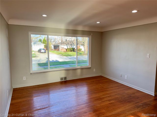 6590 Rockland Street, Dearborn Heights, MI 48127