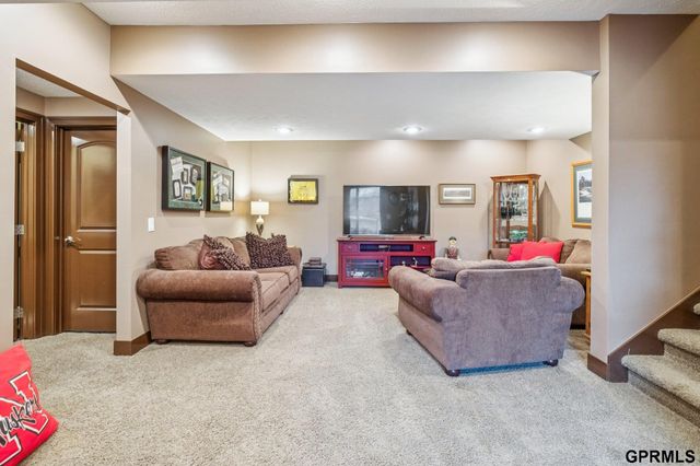 5713 N 159th Street, Omaha, NE 68116