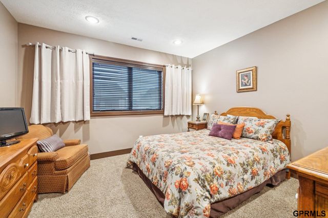 5713 N 159th Street, Omaha, NE 68116