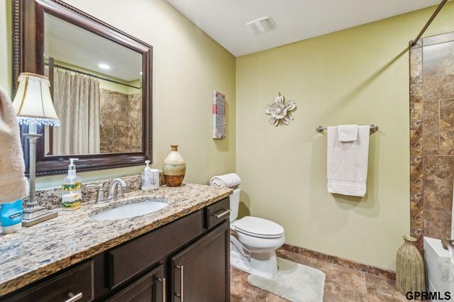 5713 N 159th Street, Omaha, NE 68116