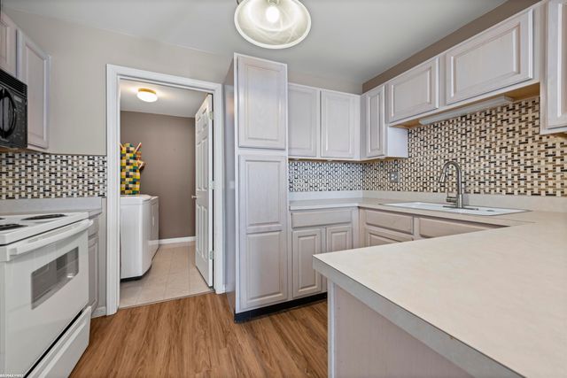 52244 STONERIDGE Drive, Utica, MI 48042