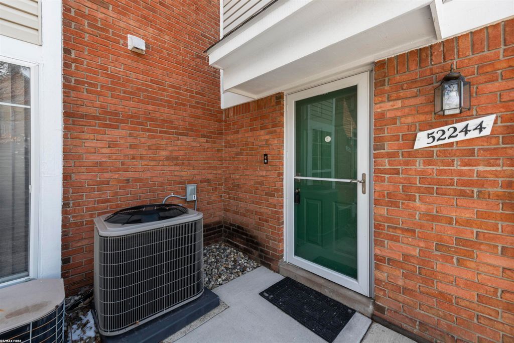 52244 STONERIDGE Drive, Utica, MI 48042