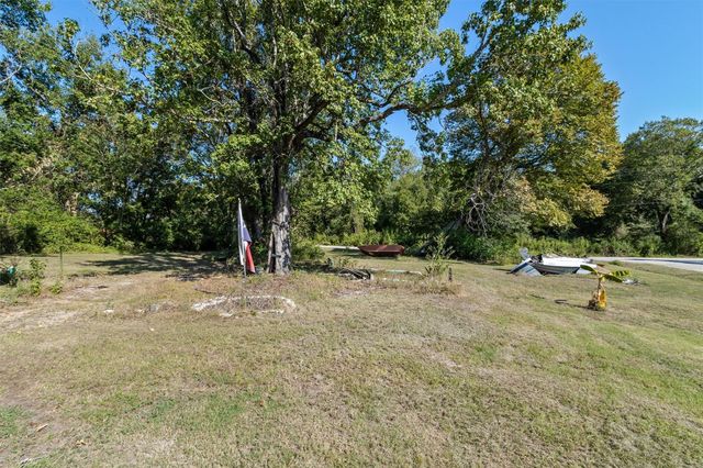 214 E Beaumont Avenue, Onalaska, TX 77360