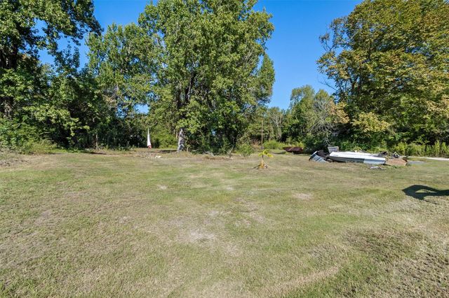214 E Beaumont Avenue, Onalaska, TX 77360