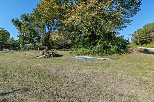 214 E Beaumont Avenue, Onalaska, TX 77360