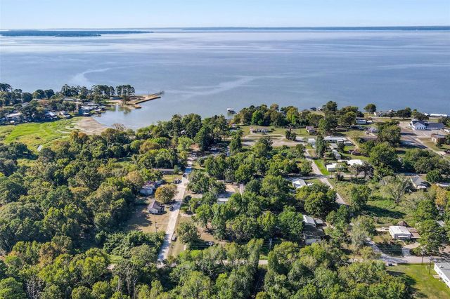 214 E Beaumont Avenue, Onalaska, TX 77360