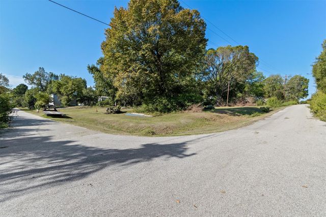 214 E Beaumont Avenue, Onalaska, TX 77360