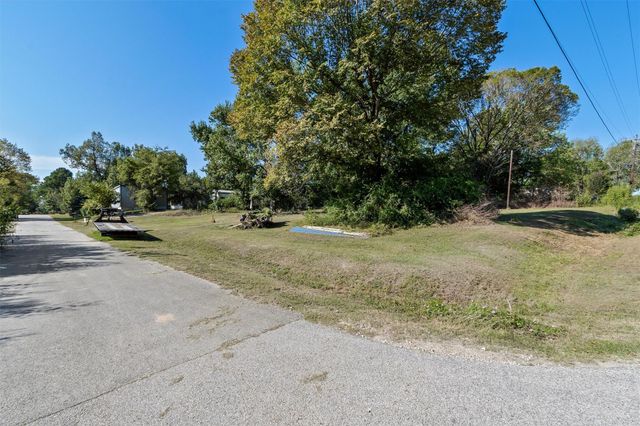 214 E Beaumont Avenue, Onalaska, TX 77360