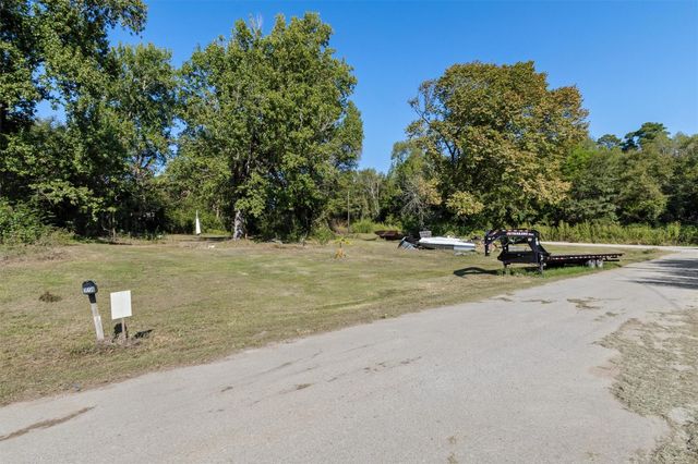 214 E Beaumont Avenue, Onalaska, TX 77360