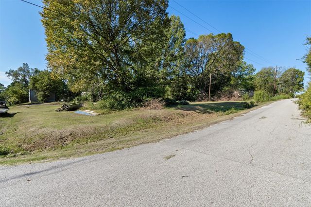 214 E Beaumont Avenue, Onalaska, TX 77360