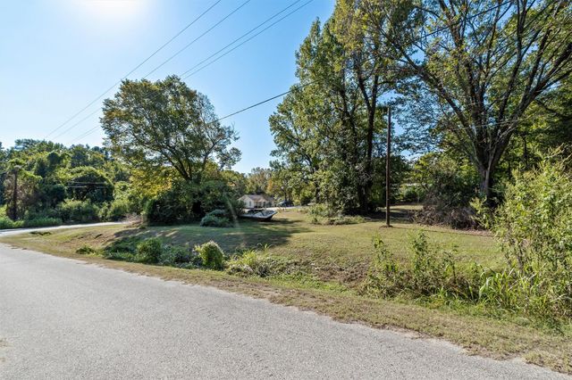 214 E Beaumont Avenue, Onalaska, TX 77360