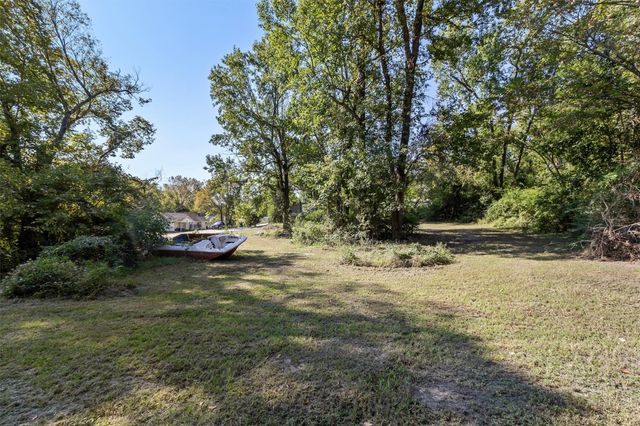 214 E Beaumont Avenue, Onalaska, TX 77360