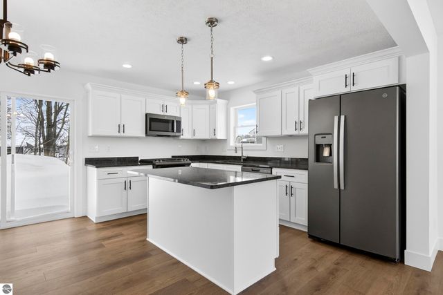 2134 Cottonwood Avenue, Grawn, MI 49637