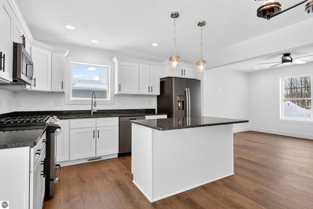 2134 Cottonwood Avenue, Grawn, MI 49637