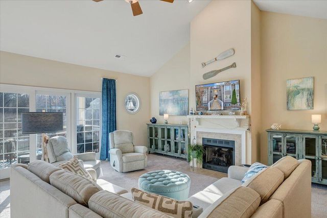 300 S Pointe Shore Dr Apt 411, Moneta, VA 24121