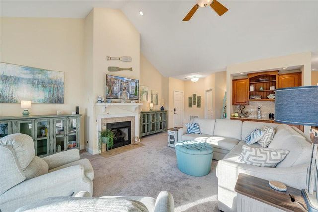 300 S Pointe Shore Dr Apt 411, Moneta, VA 24121