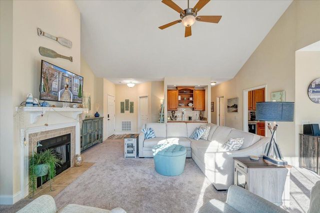 300 S Pointe Shore Dr Apt 411, Moneta, VA 24121