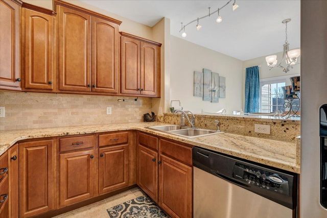 300 S Pointe Shore Dr Apt 411, Moneta, VA 24121