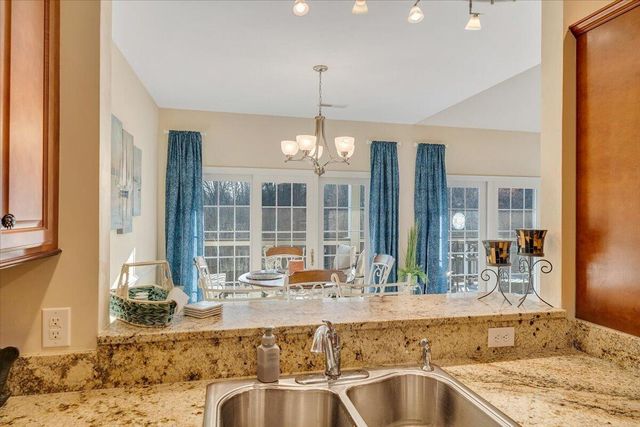 300 S Pointe Shore Dr Apt 411, Moneta, VA 24121