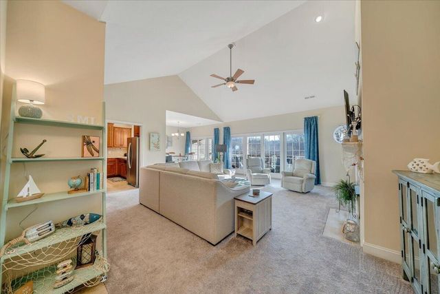 300 S Pointe Shore Dr Apt 411, Moneta, VA 24121