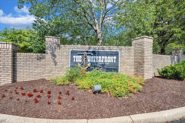 300 S Pointe Shore Dr Apt 411, Moneta, VA 24121