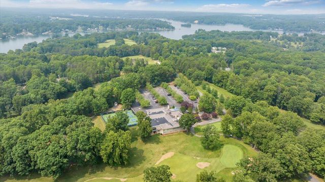 300 S Pointe Shore Dr Apt 411, Moneta, VA 24121