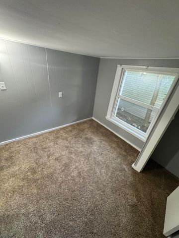 2007 N Travis Avenue, Springfield, MO 65803