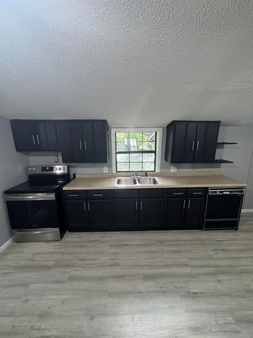2007 N Travis Avenue, Springfield, MO 65803