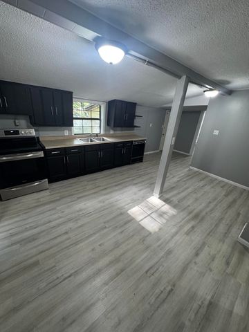 2007 N Travis Avenue, Springfield, MO 65803