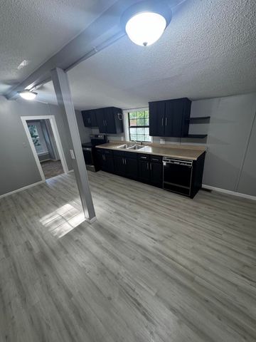 2007 N Travis Avenue, Springfield, MO 65803