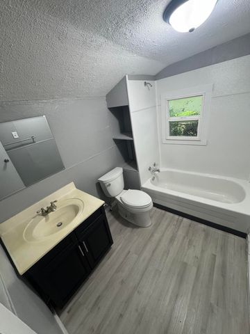 2007 N Travis Avenue, Springfield, MO 65803