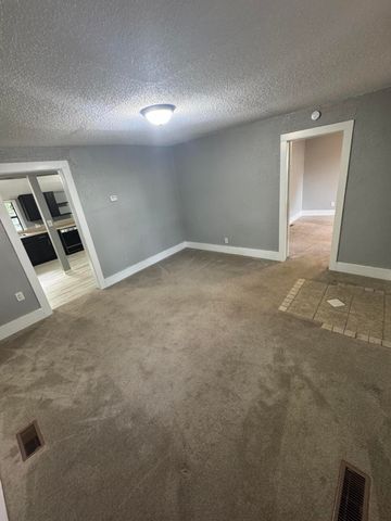 2007 N Travis Avenue, Springfield, MO 65803