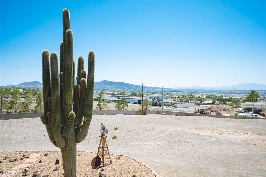 Image 5 of property listing at Address unavailable.